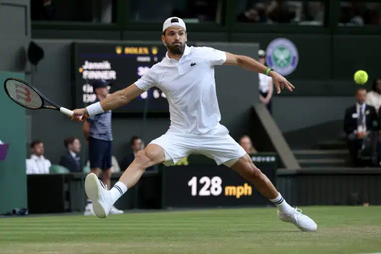 Jättiyllätys jäi näkemättä – Bulgarian tennistähti loukkaantui vakavasti Wimbledonissa