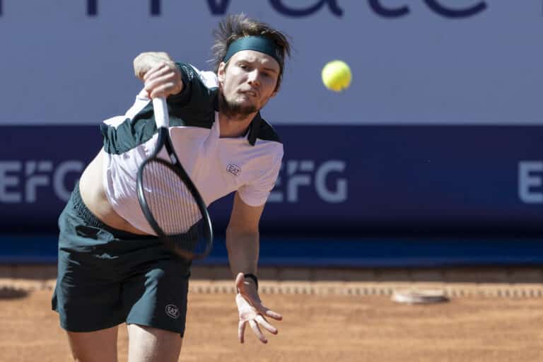 Kazakstanin tennistähti jatkoi hurjaa virettään massakentillä