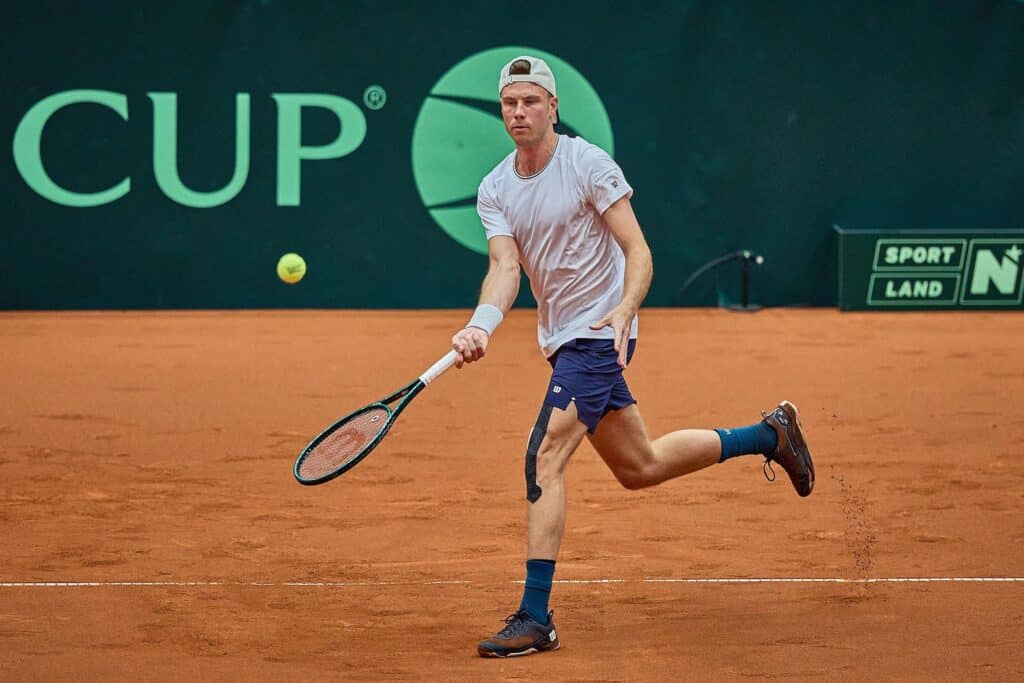 Tennissensaatio Helsingissä – Davis Cupissa esiintynyt suomalaistähti tiputti huippuvireisen kroaatin