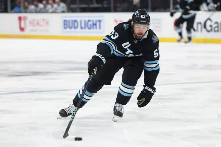 Pitkä liitto saa jatkoa – hyökkääjä allekirjoitti jatkosopimuksen NHL-seuransa kanssa