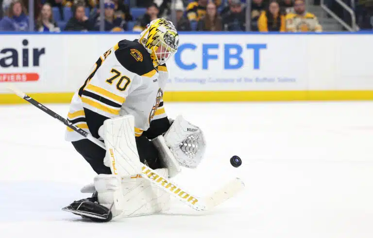 Leijona-vahti joutui kiekkosateeseen NHL:ssä – Coloradon tähti ylsi harvinaiseen temppuun