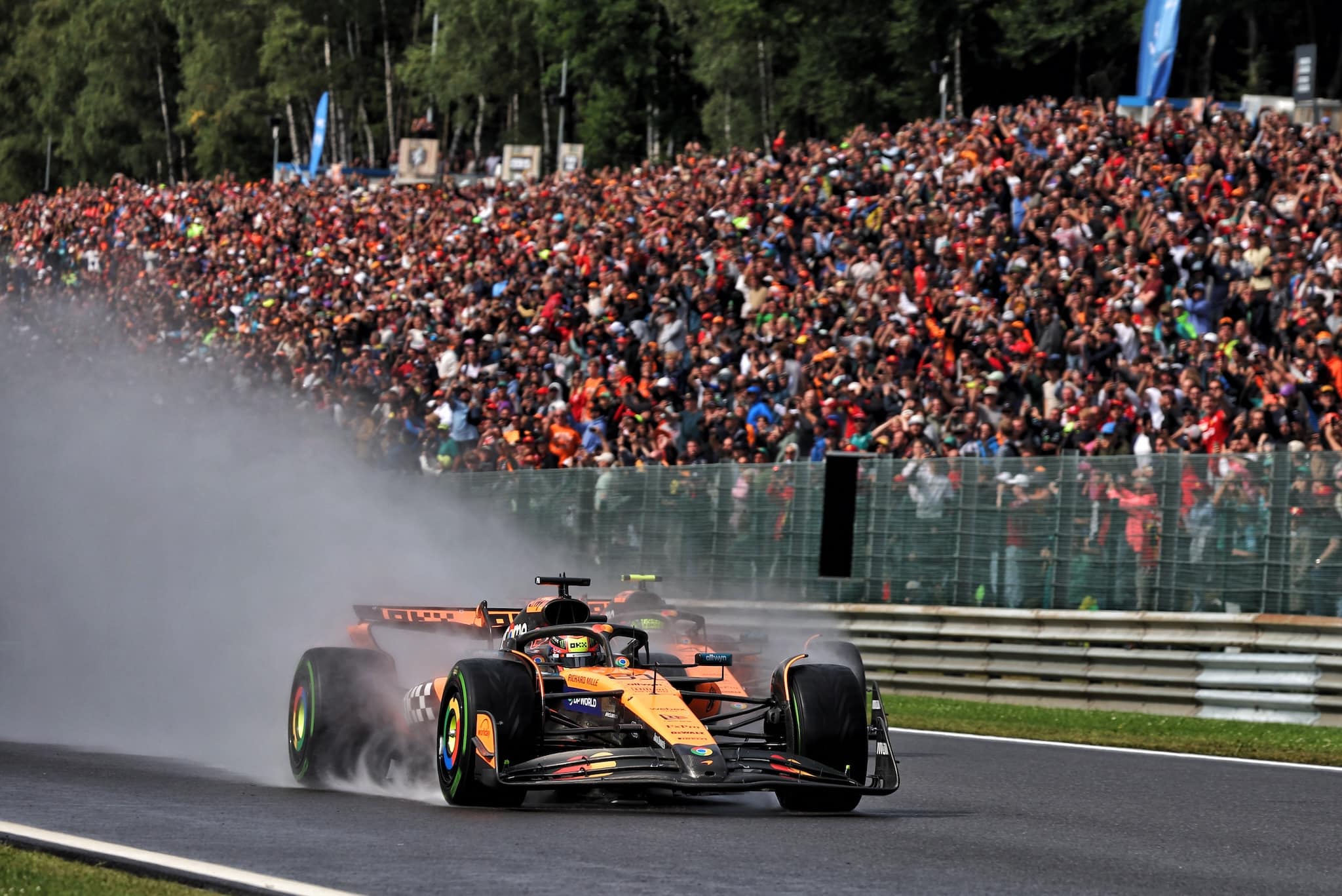 Belgian sadekisasta tuli McLarenin näytös – Max Verstappen hyytyi suorilla