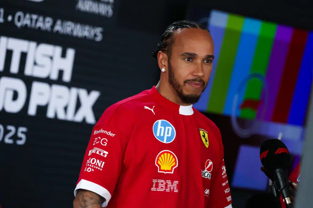 Lewis Hamilton nosti kädet ylös – teki asiat selväksi Ferrarille