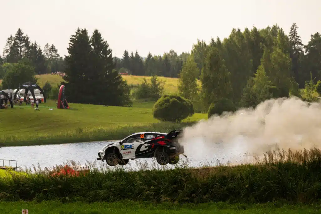 Sensaatiokuskilta huima temppu – Kalle Rovanperä vaikeuksissa Viron MM-rallissa (ek10)