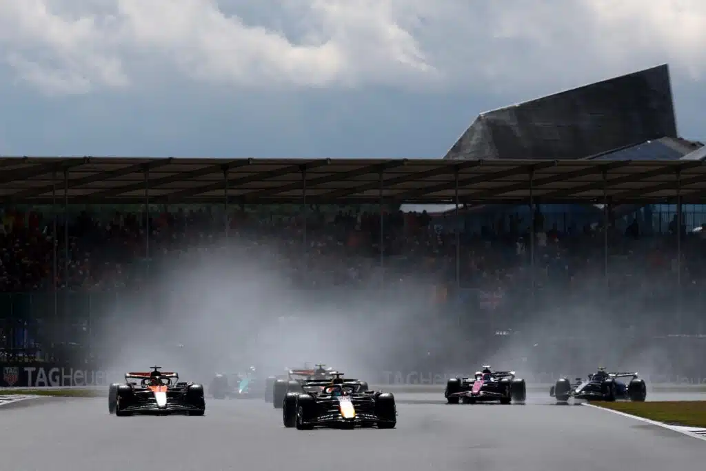 Taivas repesi Britanniassa – F1-kisassa raju käänne