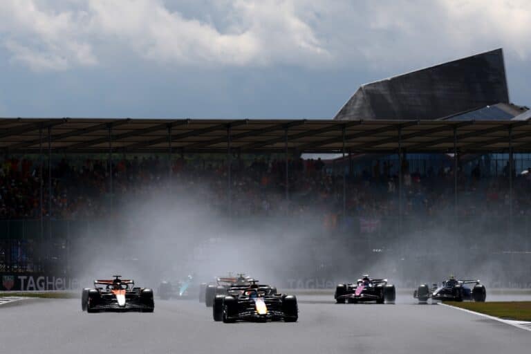 Taivas repesi Britanniassa – F1-kisassa raju käänne