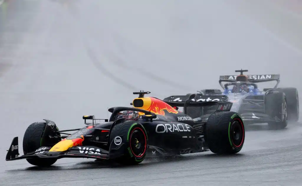 F1-kisa saatiin viimein käyntiin – Oscar Piastri teki heti upean ohituksen