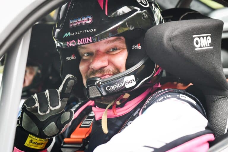 Ismo Leikola ajaa kilpaa Suomen MM-rallissa