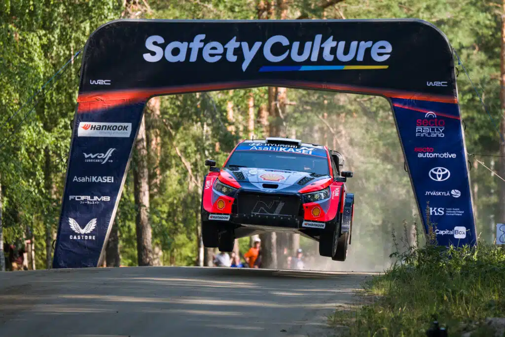 Suomen MM-ralli saatiin käyntiin – Hyundait kärjessä