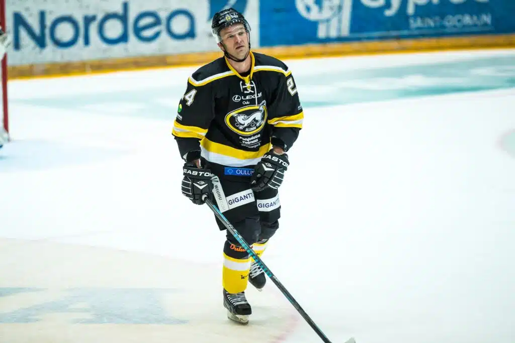 Leijonista tuttu jääkiekkoilija Veikkausliiga-seuraan hierojaksi