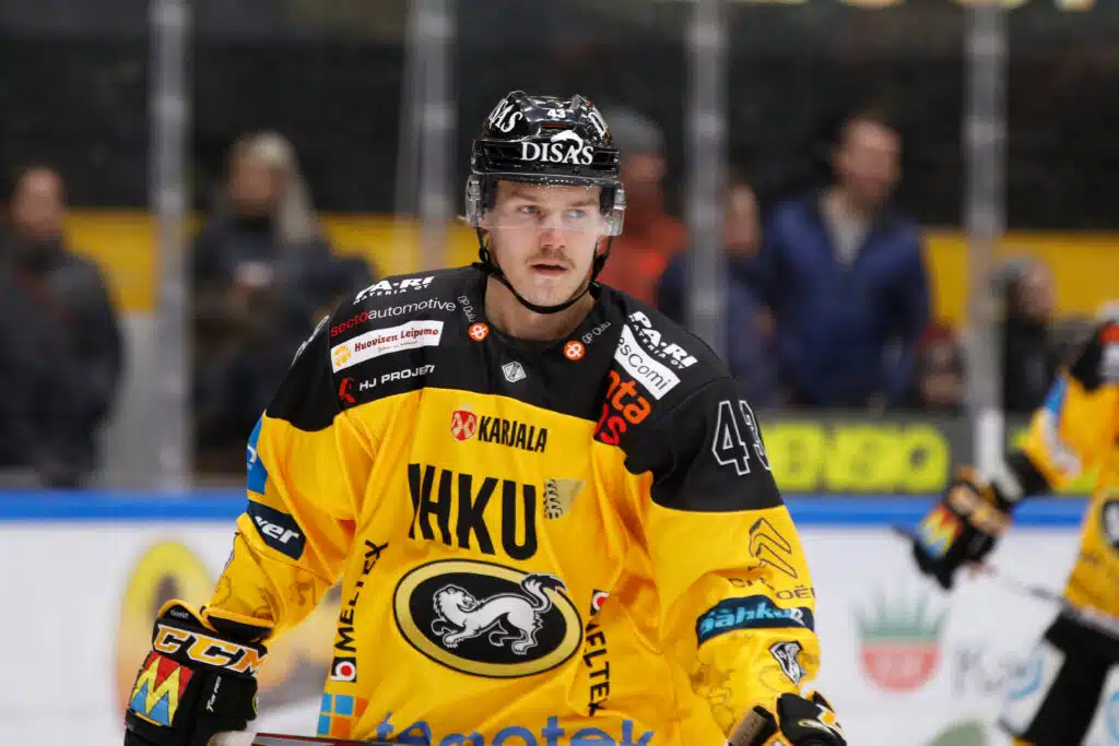 Liigassa hopeaa ja pronssia voittanut suomalaispuolustaja löysi uuden kodin – pelipaikka löytyi eksoottisesta sarjasta