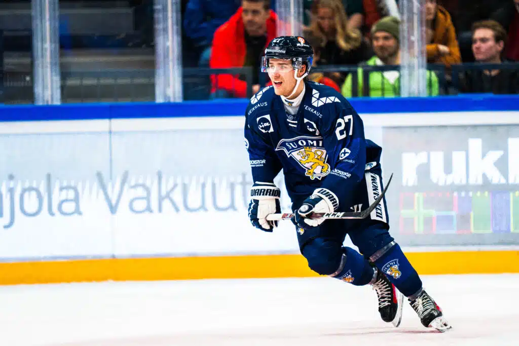 Törkytaklaus toi suomalaispelaajalle pitkän pelikiellon ja sakot SHL:ssä – samalla jättipalkka tuli julki