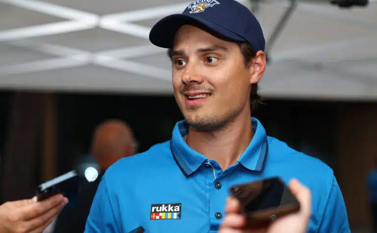 Sebastian Aho nauroi Milanossa – ”Tää vissiin kiinnostaa ihmisiä?”