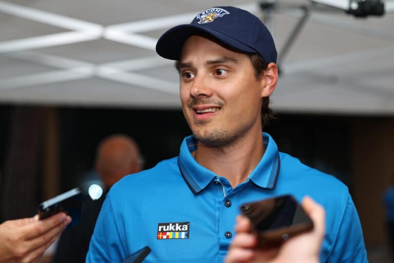 Sebastian Aho nauroi Milanossa – ”Tää vissiin kiinnostaa ihmisiä?”