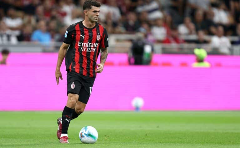 Tulikuuma jalkapallotähti latasi kovan tavoitteen pöytään Tulikuuma jalkapallotähti latasi kovan tavoitteen pöytään