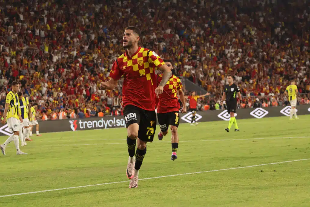 Bundesliigan suurseura tekemässä jättihankinnan – brasilialaistähti kiikarissa