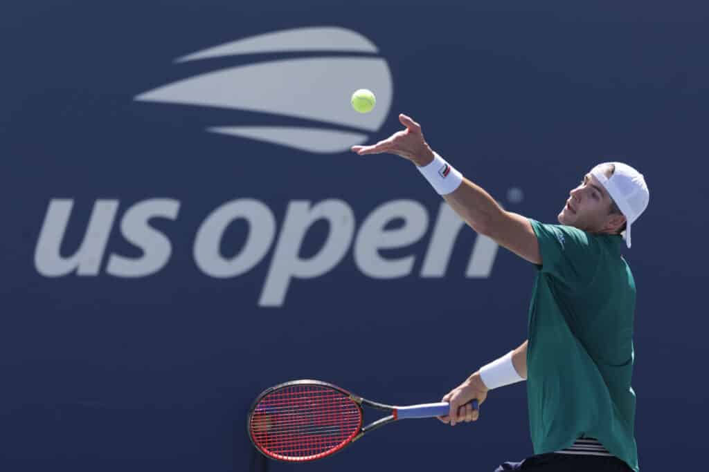 Tennishistoriaa tehnyt syöttötykki sai vihat niskaansa – puolusti venäläispelaajia