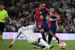 Real Madrid hankkiutumassa eroon keskikenttäpelaajastaan – Valioliigaseurat jo kieli pitkällä