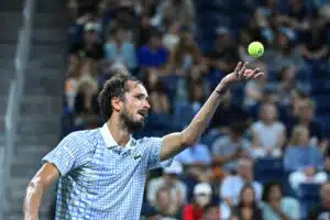 Dramaattinen käänne: Venäläistähti diskattiin ja katsoja joutui hoitoon Venäjän tennistähti Daniil Medvedev