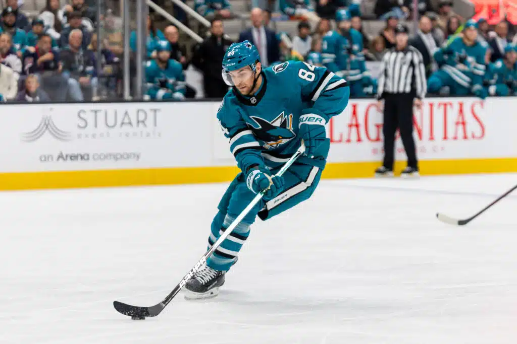 Jesse Puljujärvi saamassa kaksinkertaisen NHL-mestarin joukkuekaverikseen