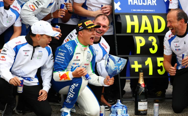 Max Verstappenin tuleva tallikaveri ei pelkää kirousta – ”Maxin pitää tehdä sama homma”