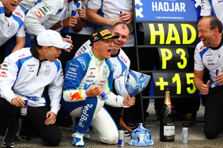 Max Verstappenin tuleva tallikaveri ei pelkää kirousta – ”Maxin pitää tehdä sama homma”