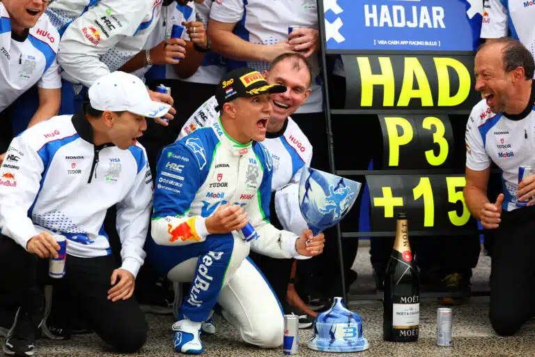 Max Verstappenin tuleva tallikaveri ei pelkää kirousta – ”Maxin pitää tehdä sama homma”
