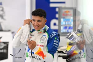 F1-komeetta esitteli uuden kypäränsä – inspiraatiota Ayrton Sennasta