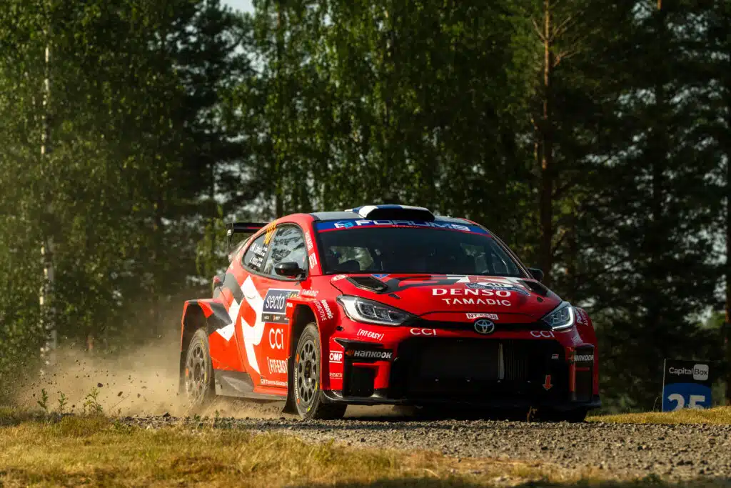 Jari-Matti Latvala hävisi huikean kaksintaistelun – isot kehut Roope Korhoselle