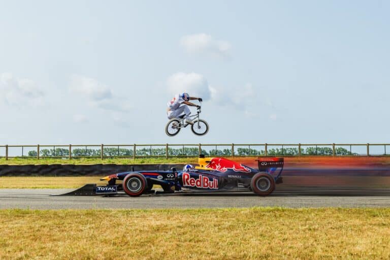 Pysäyttävä kuva – BMX-tähti hyppäsi liikkuvan F1-auton yli