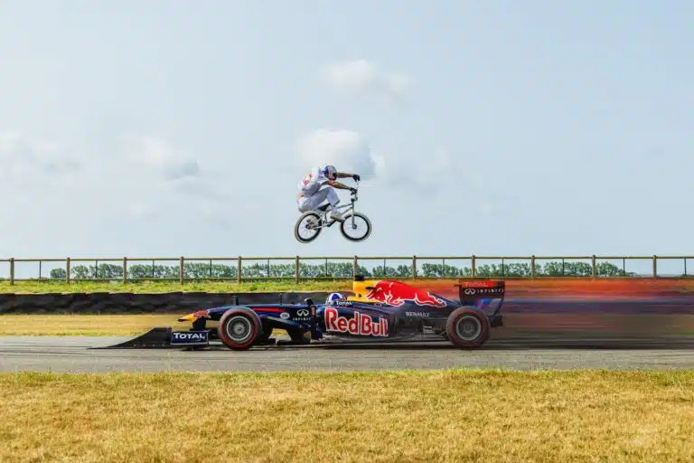 Pysäyttävä kuva – BMX-tähti hyppäsi liikkuvan F1-auton yli