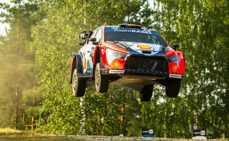 Hyundain rallitähti löi hanskat tiskiin Suomessa – luovutti MM-taiston
