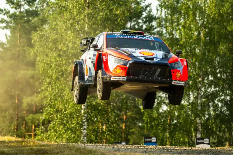 EK15: Thierry Neuville täräytti kaiteeseen – erikoiskoe peruttiin