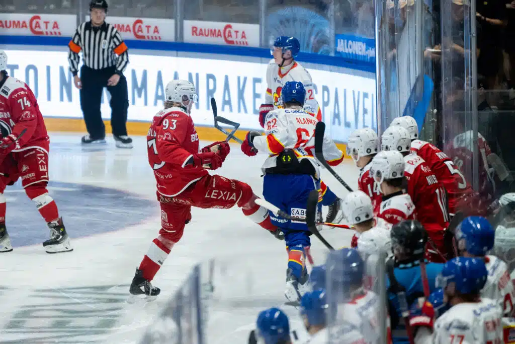 Jokerien pelissä lensivät hanskat – narripaidat voittoon rankkareilla