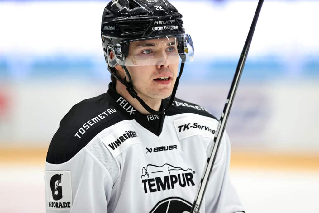 Yli 300 ottelua Liigassa pelanneen suomalaispakin ura jatkuu eksoottisessa jääkiekkomaassa Yli 300 ottelua Liigassa pelanneen suomalaispakin ura jatkuu eksoottisessa jääkiekkomaassa