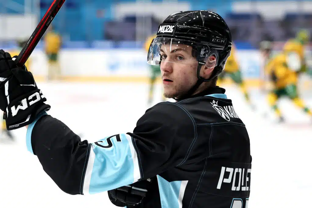 Pelicans-hyökkääjä siirtyy rapakon taakse