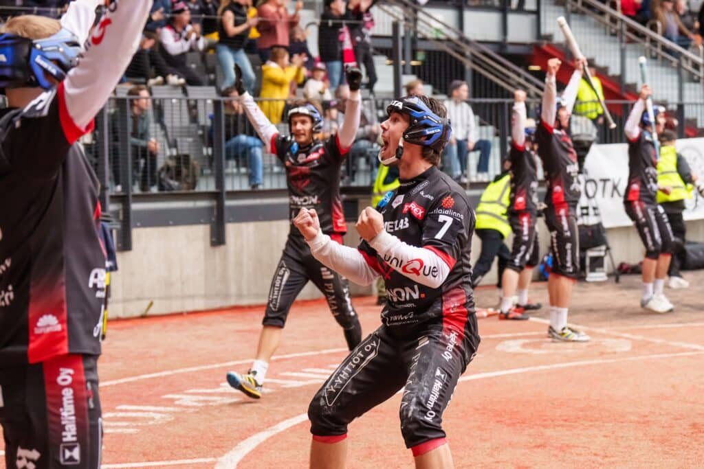 Manse PP juhlii mestaruutta