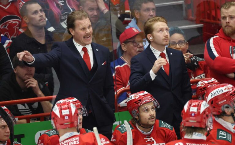 Pitkä keskustelu hallin uumenissa - Olli Jokinen kävi kuumana Pitkä keskustelu hallin uumenissa – Olli Jokinen kävi kuumana