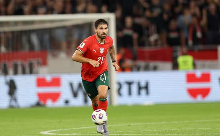 Tähtipelaaja kyllästyi saudeihin - palaamassa Valioliigaan Tähtipelaaja kyllästyi saudeihin – palaamassa Valioliigaan