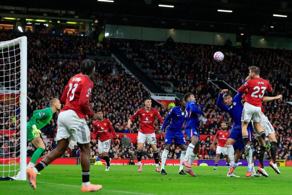 Punaiset kortit heiluivat tiuhaan ManU:n ja Chelsean välisessä ottelussa