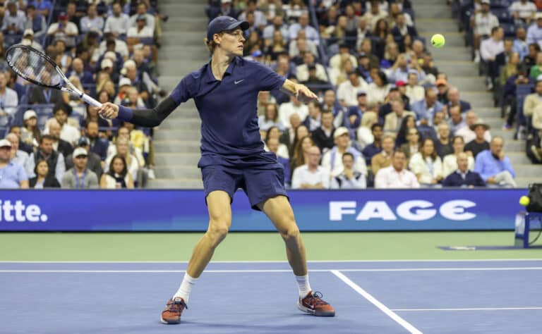 Jannik Sinner jyrää kauden viimeisessä huipentumassa Jannik Sinner jyrää kauden viimeisessä huipentumassa