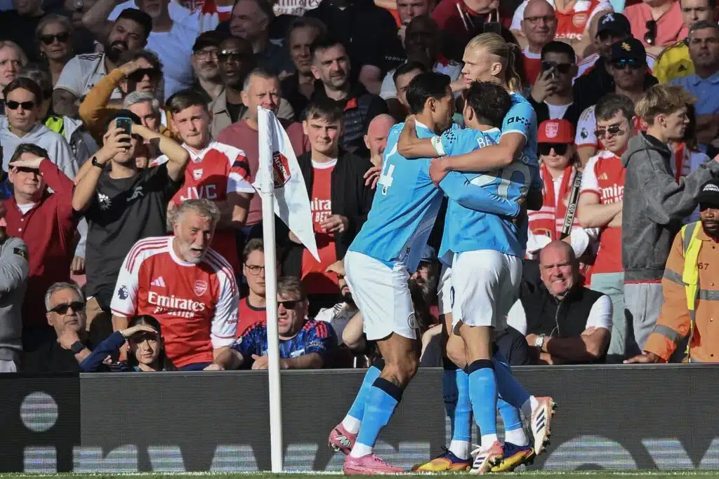 Valioliigan huippuottelussa hyvin outo näky: Mitä Pep Guardiola touhusi?