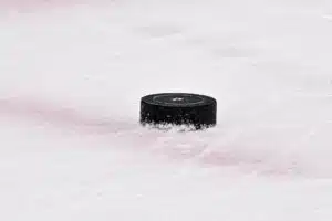 Ruotsissa jääkiekkokohu – ”Voisin joutua 40 vuoden pelikieltoon”