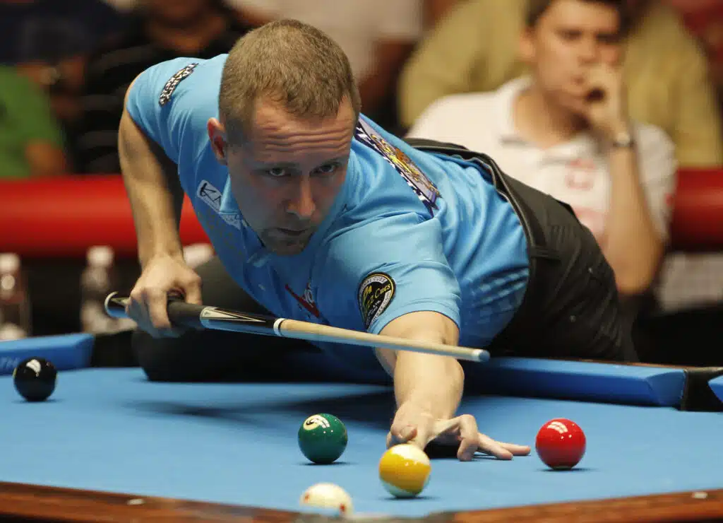 Supertähti Ronnie O’Sullivanilta koskettava viesti: ”On todella surullista kuulla ystäväni Mikan poismenosta”