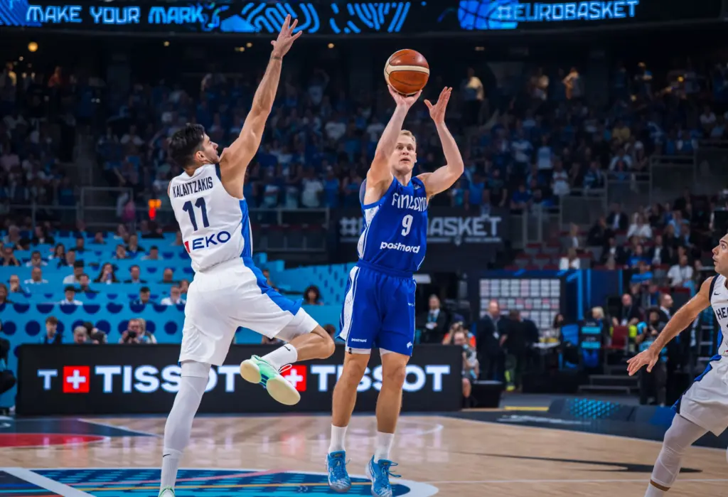 Sasu Salin tunteet pinnassa – näin hän kommentoi upeaa joukkuettaan Ruudun haastattelussa