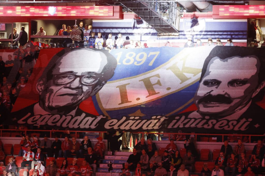 HIFK taipui Kiekko-Espoolle – fanit muistelivat kuolleita seuralegendoja komeasti