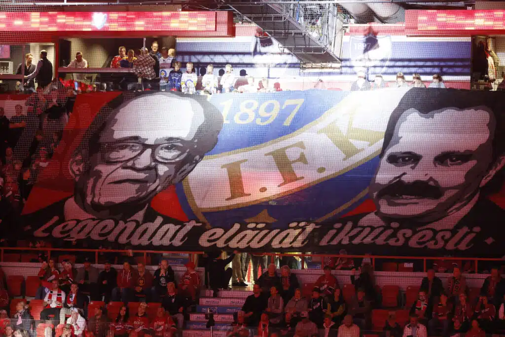 HIFK taipui Kiekko-Espoolle – fanit muistelivat kuolleita seuralegendoja komeasti