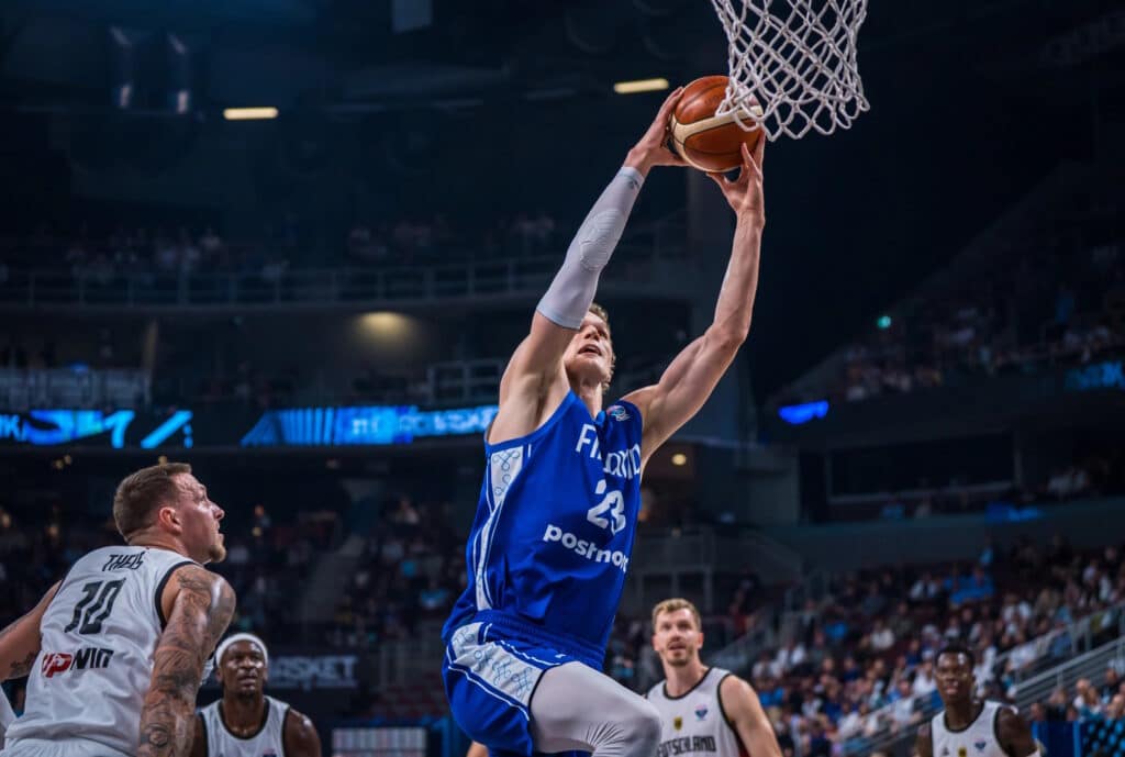 Video: Näin Lauri Markkanen teki historiaa Video: Näin Lauri Markkanen teki historiaa