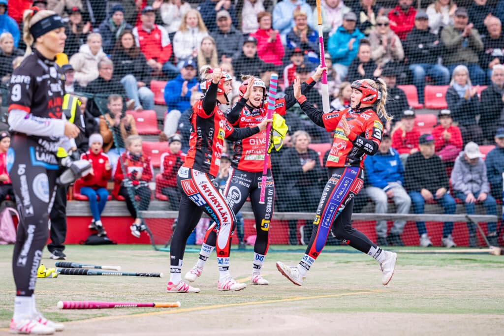 Naisten Superpesiksen finaalisarja venyi – Pesäkarhu takoi todella tylyt lukemat