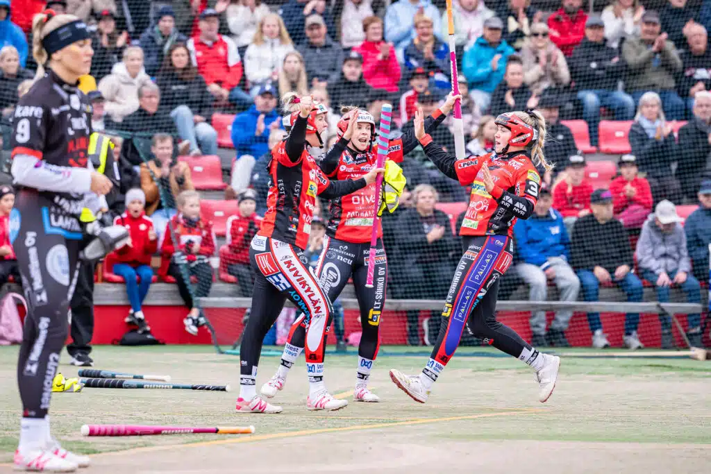 Naisten Superpesiksen finaalisarja venyi – Pesäkarhu takoi todella tylyt lukemat